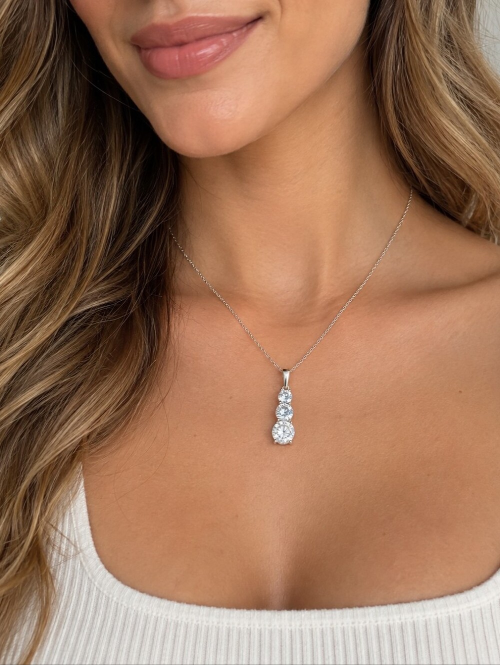 Kay Jewelers 925 Sterling Silver 3 Stone Clear Pendant Necklace